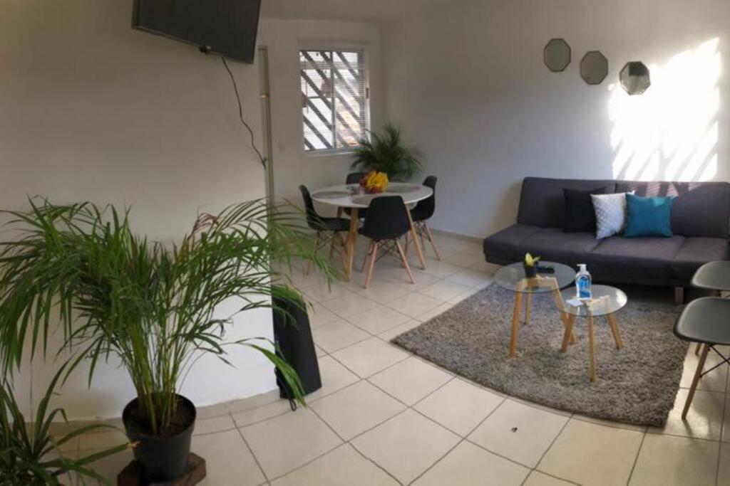Comfortable And Private House 2 Bedrooms Wifi Parking Free มอนแตร์เรย์ ภายนอก รูปภาพ